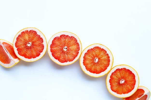 Alto contenido de vitamina C. Pomelo jugoso sobre fondo blanco.