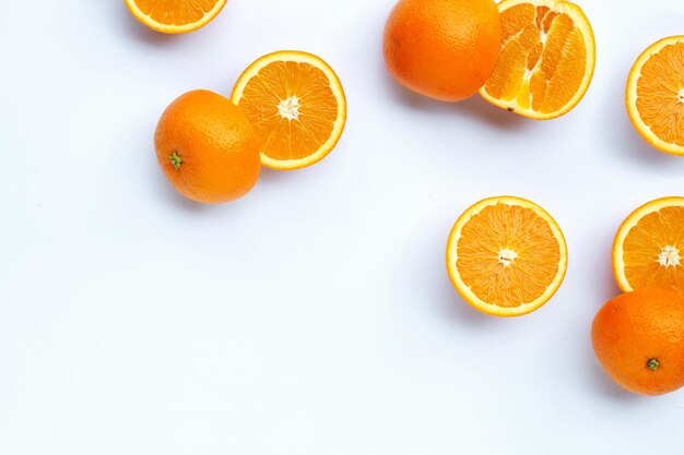 Foto alto contenido de vitamina c sucosa y dulce fruta de naranja fresca en blanco