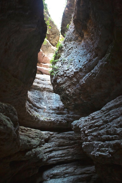 Alto desfiladero en las montañas de Daguestán Cascada del cañón Saltinsky Recreación activa senderismo