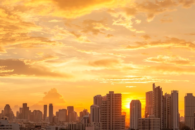 Alto edificio moderno en la ciudad de Bangkok, Tailandia. Paisaje urbano al atardecer en verano.