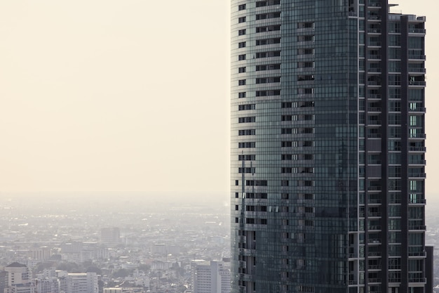 Alto edificio de oficinas y residencias en Bangkok, Thialand con espacio en blanco o copia a la izquierda