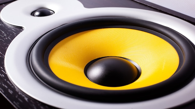 Foto alto-falante amarelo baixo, ouvindo música, áudio do carro