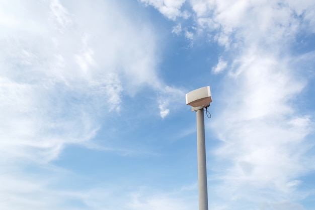 Foto alto-falante ao ar livre na pole no céu azul