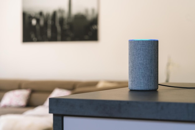 Alto-falante controlado por voz e assistente pessoal em casa