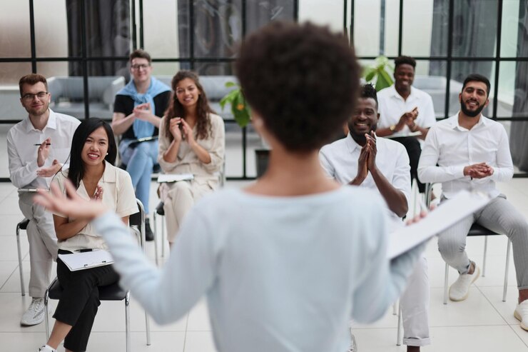 Foto alto-falante dando uma palestra na sala de conferências no evento de negócios