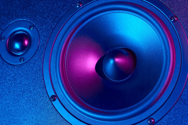Foto alto-falante de áudio com luzes de néon monitor dinâmico close-up fundo criativo