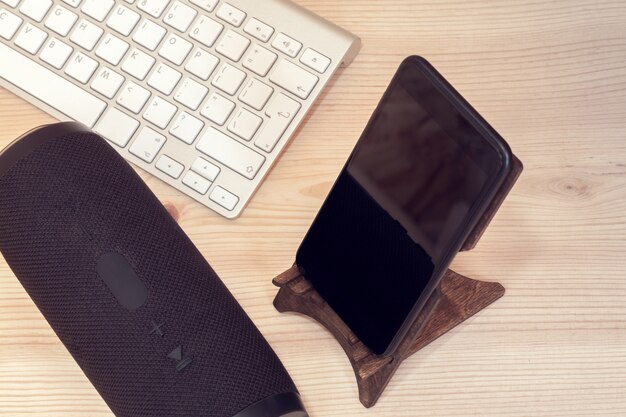 Alto-falante portátil com telefone celular e teclado