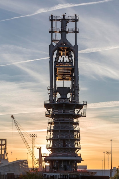 Alto Horno de Sagunto con las instalaciones del puerto al fondo durante un amanecer símbolo de un pasado industrial ya desaparecido Sagunto Valencia España