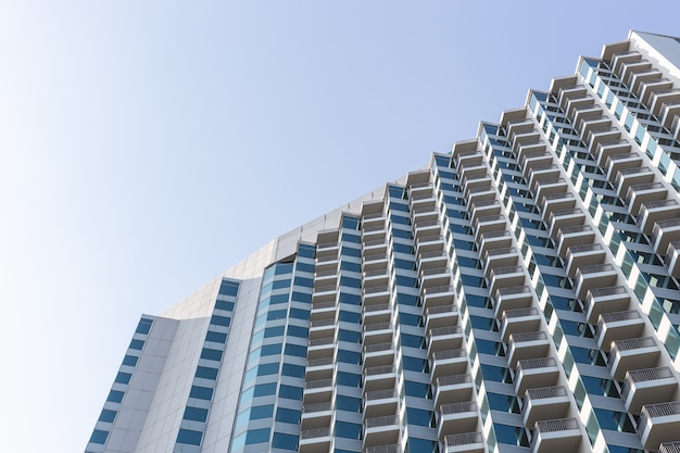 Alto hotel moderno edificio en cielo azul