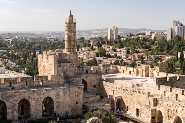 Foto el alto minarete de la mezquita otomana situada dentro de la torre de david en jerusalén israel