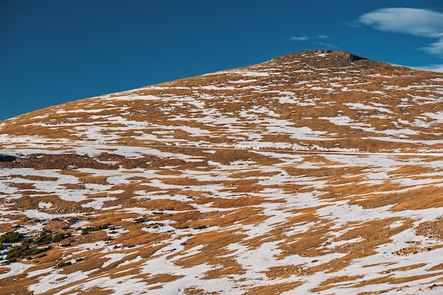 Alto paisaje de tundra alpina con montañas