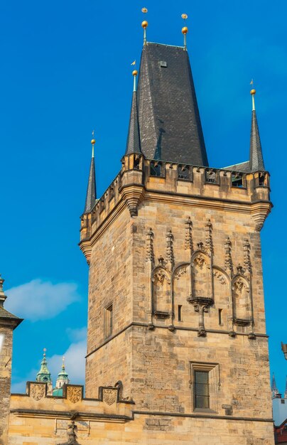 Alto puente gótico de la ciudad vieja torre del puente de charles en el lado del barrio menor de praga república checa