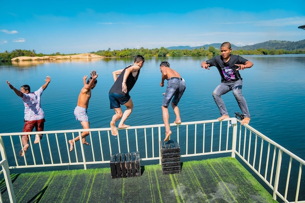 alto para saltar al agua Nadar saltar desde la torre en el agua del lago