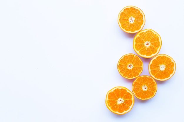 Alto teor de vitamina c. citrinos de laranja fresca. copie o espaço