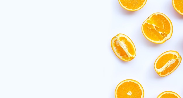 Alto teor de vitamina C, suculento e doce. Fruta fresca de laranja na superfície branca.