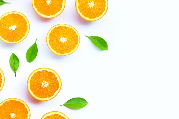 Alto teor de vitamina c, suculento e doce. fruta laranja fresca em branco.