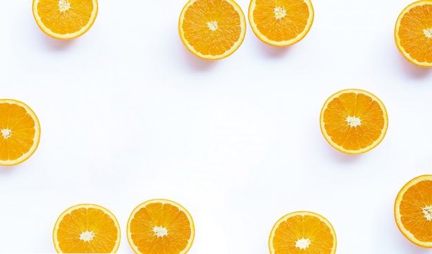Alto teor de vitamina c, suculento e doce. moldura feita de fruta laranja fresca em branco