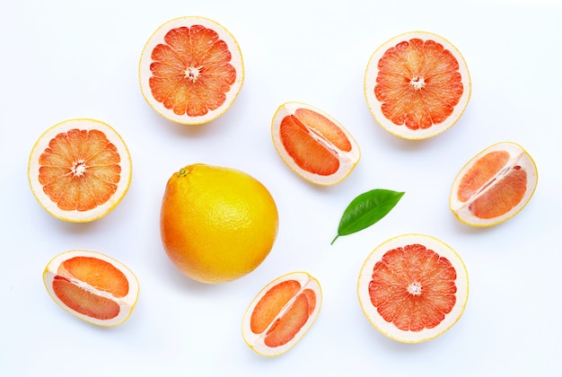 Alto teor de vitamina c. toranja suculenta em branco.