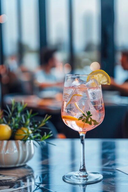 Un alto vaso de vino lleno de ginebra rosada y tónico adornado con una cuña de limón descansa con gracia en una moderna mesa de la sala de estar