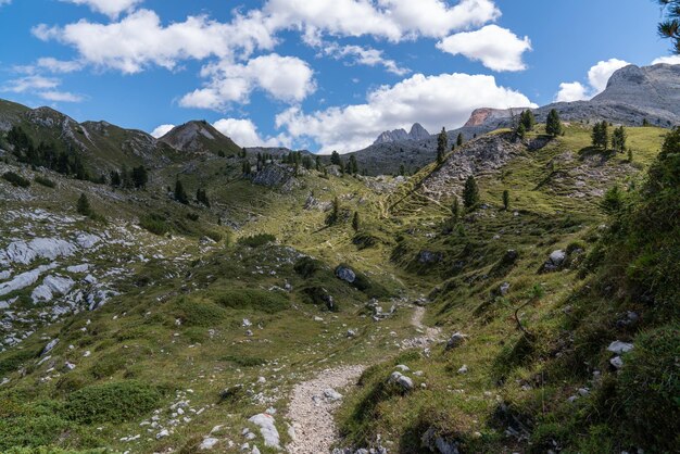 Altos acantilados Alpes en Italia Tirol del sur DolomitasHermoso panorama Paisaje de montaña