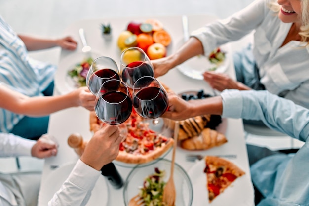 Altos amigos cenando en casa