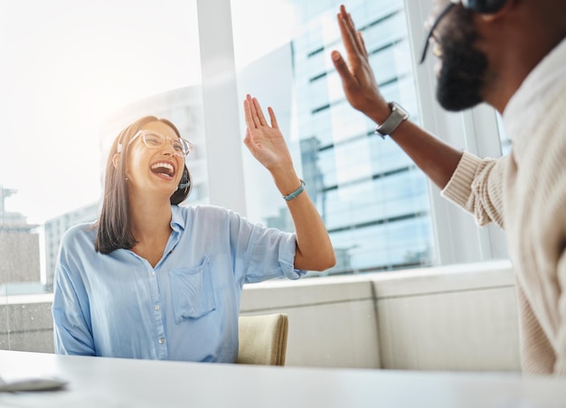 Altos cinco empleados exitosos y del centro de llamadas con motivación ganadora y apoyo de telemercadeo Trabajadores felices y de atención al cliente emocionados con un gesto para ganar el trabajo en equipo y el objetivo de consultoría