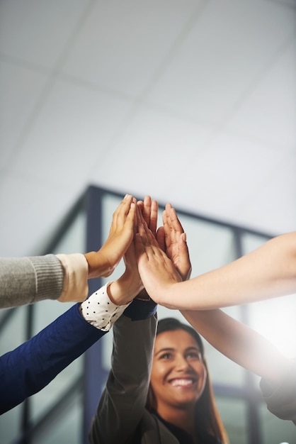 Altos cinco éxitos o manos de empresarios emocionados que se reúnen para celebrar el proyecto de grupo b2b Sonrisa de trabajo en equipo o empleados felices celebran ganar un acuerdo de bonificación o objetivos de ventas juntos