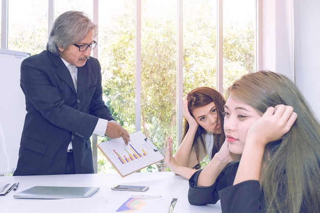 Altos directivos que piensan y que se encuentran con trabajo en equipo del negocio en la oficina.