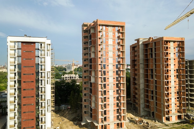 Altos edifícios de apartamentos residenciais em construção. desenvolvimento imobiliário.