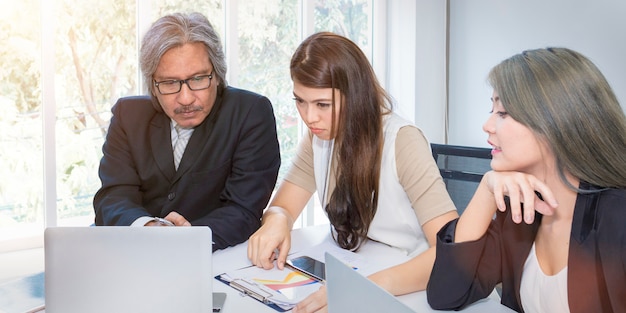 Altos gerentes que saludan y que se encuentran con la empresaria en la oficina.