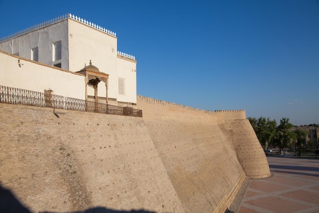 Altos muros de ladrillo macizo de la fortaleza Ark en Bukhara en Uzbekistán Concepto de turismo 05052019