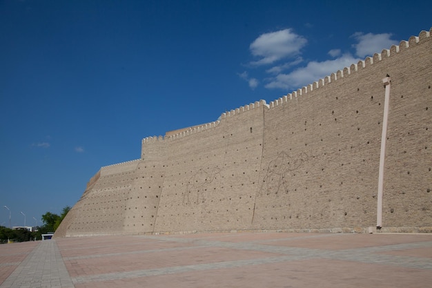 Altos muros de ladrillo macizo de la fortaleza Ark en Bukhara en Uzbekistán Concepto de turismo