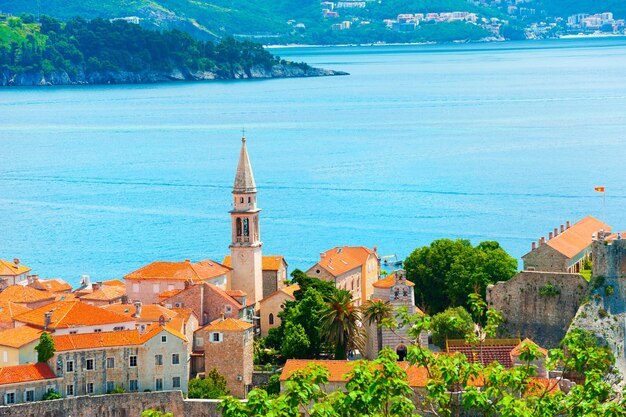 Altstadt mit alter Architektur in Budva, Montenegro. Berühmter Ferienort an der Adria. Ansicht von oben. Schöne Sommerlandschaft.