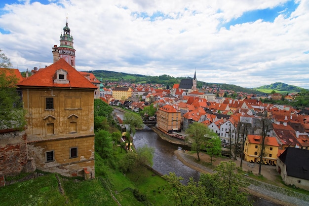 Altstadt mit Staatsschloss und Biegung der Moldau von Cesky Krumlov in Tschechien.