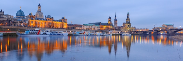 Altstadt und Elba bei Nacht in Dresden