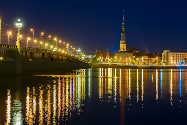 Altstadt und Fluss Daugava bei Nacht, Riga, Lettland