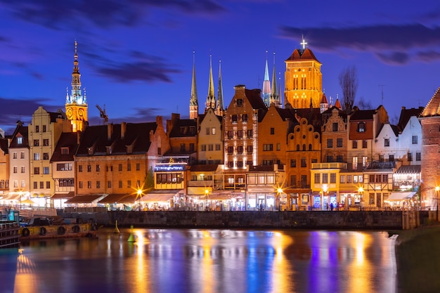 Altstadt von Danzig, Dlugie Pobrzeze, Bazylika Mariacka oder St. Mary Church, Rathaus und Mottlau bei Nacht, Polen