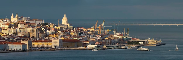 Altstadt von Lissabon bei Sonnenuntergang