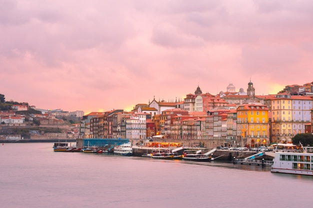 Altstadt von Porto bei Sonnenuntergang, Portugal.