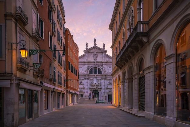 Altstadt von Vanice in der Dämmerung in Italien