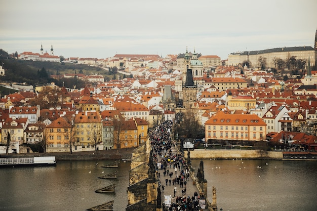 Altstadtpfeilerarchitektur und karlsbrücke über moldau in prag, tschechische republik.