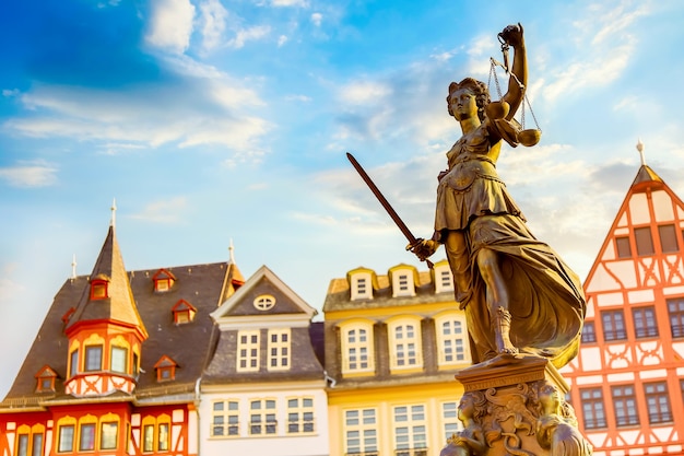 Altstädter Ring Romerberg mit Justitia-Statue in Frankfurt Main