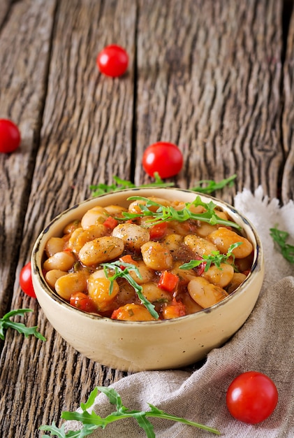 Alubias blancas al vapor con verduras en salsa de tomate. Comida vegana. Comida asiática