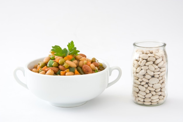 Alubias blancas con verduras aisladas