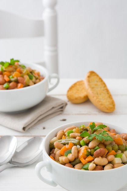 Alubias blancas con verduras en un tazón