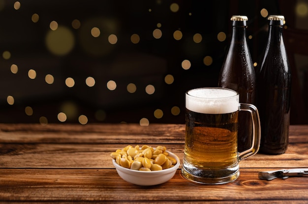 Alubias saladas con cerveza en la mesa con espacio para copiar