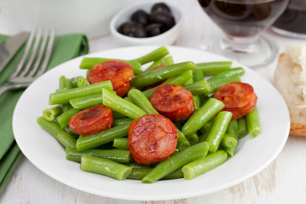 Alubias verdes hervidas con chorizo en el plato.