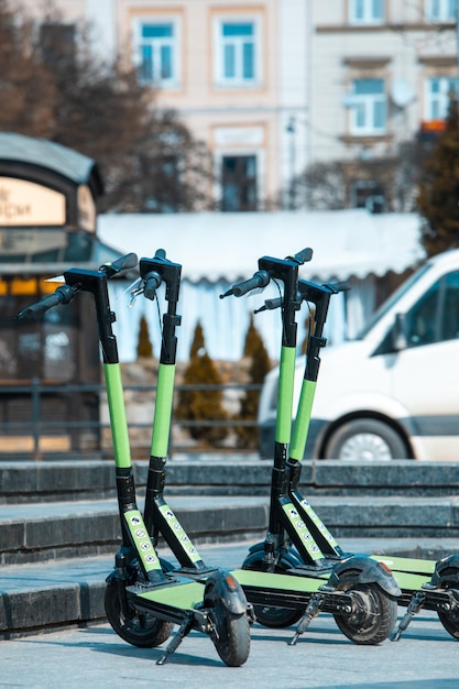 Aluguel de scooter elétrico estacionado no espaço de cópia da rua da cidade