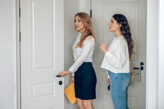 Aluguel do apartamento. Agente imobiliário mostrando o apartamento a uma cliente