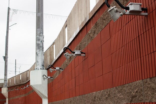 Alumbrado público en la pared de cerca